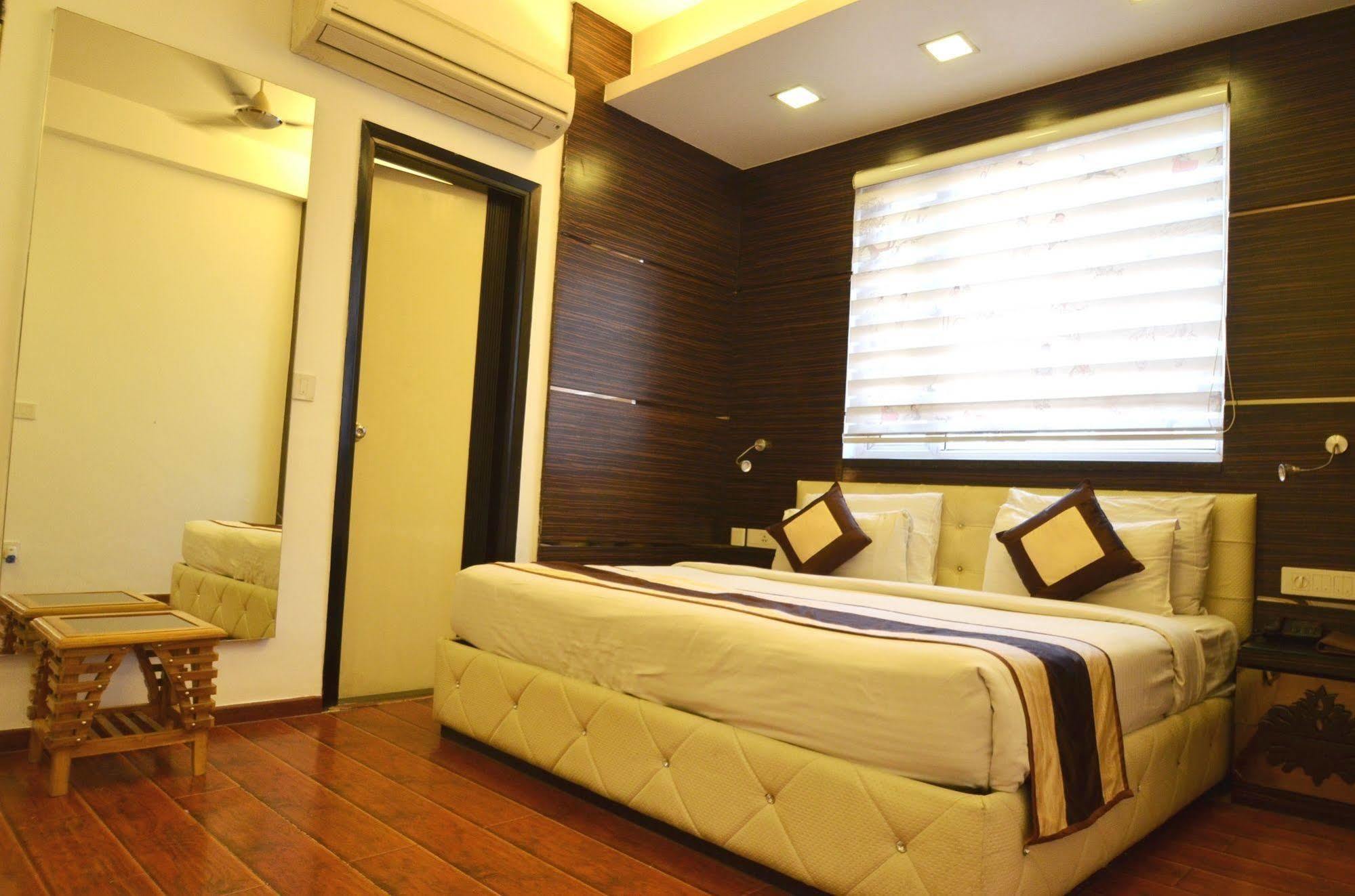 Hotel Metro View Delhi  Exteriör bild