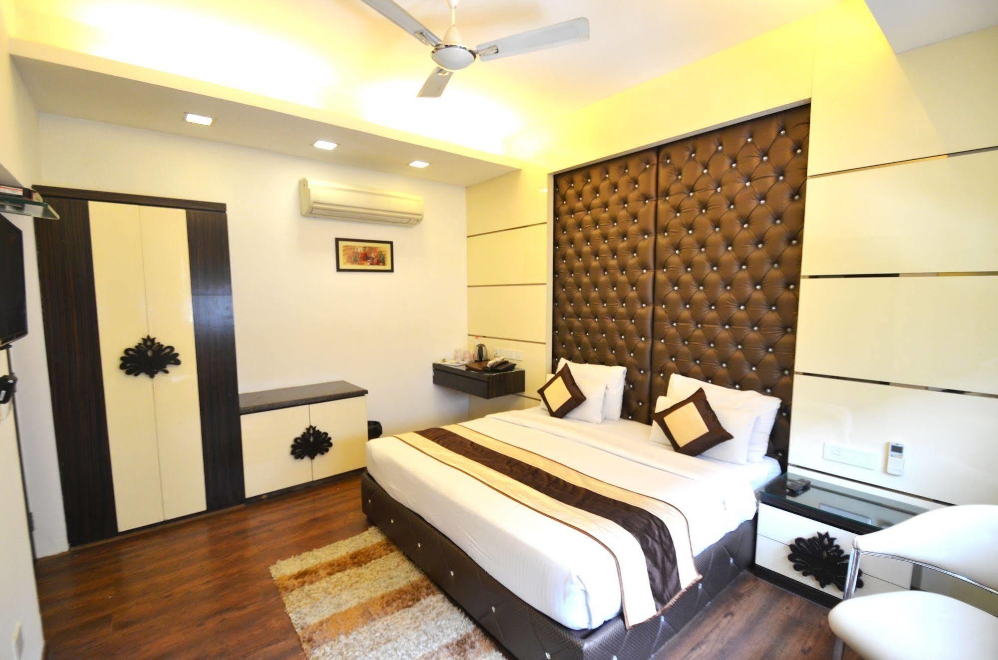 Hotel Metro View Delhi  Exteriör bild